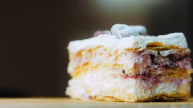 Kirazlı, kremalı ve vanilyalı kek. Makro ve sürgülü atış.