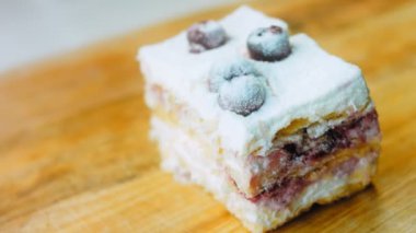 Kirazlı, kremalı ve vanilyalı kek. Makro ve sürgülü atış.