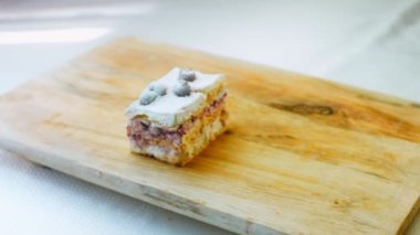 Kirazlı, kremalı ve vanilyalı kek. Makro ve sürgülü atış.