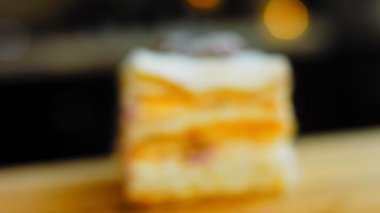 Kirazlı, kremalı ve vanilyalı kek. Makro ve sürgülü atış.