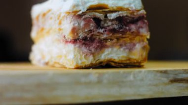 Kirazlı, kremalı ve vanilyalı kek. Makro ve sürgülü atış.