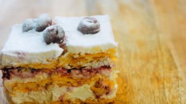 Kirazlı, kremalı ve vanilyalı kek. Makro ve sürgülü atış.