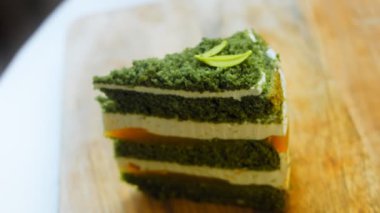 Yeşil, yeşil çikolata yapraklı keki damıtır. Makro ve sürgülü atış.