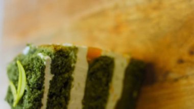 Yeşil, yeşil çikolata yapraklı keki damıtır. Makro ve sürgülü atış.