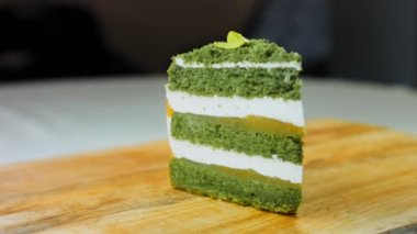 Yeşil, yeşil çikolata yapraklı keki damıtır. Makro ve sürgülü atış.