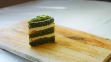 Yeşil, yeşil çikolata yapraklı keki damıtır. Makro ve sürgülü atış.