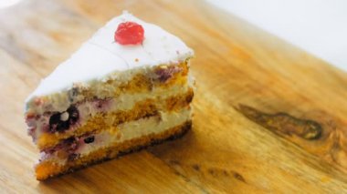 Jöleli kirazlı Mont Blanc pastası. Makro ve sürgülü atış.