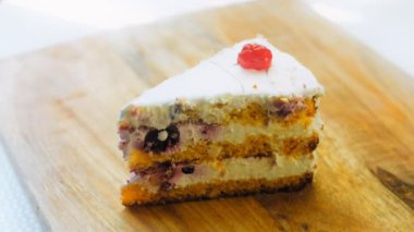 Jöleli kirazlı Mont Blanc pastası. Makro ve sürgülü atış.