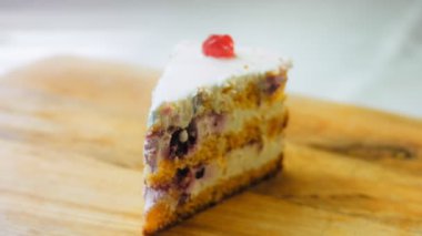 Jöleli kirazlı Mont Blanc pastası. Makro ve sürgülü atış.