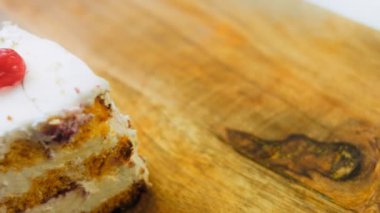 Jöleli kirazlı Mont Blanc pastası. Makro ve sürgülü atış.