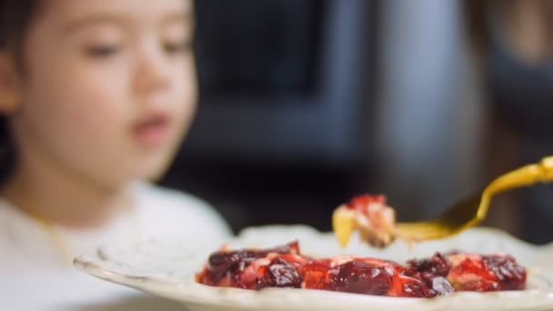 Cake Basket Currant Berries Macro Slider Shooting Girl Eating Broken — Stock Video