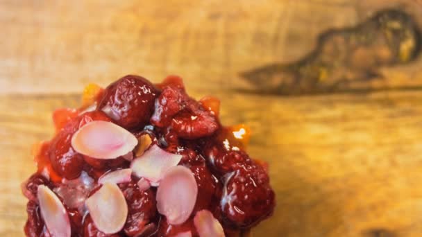 Ciasto Malinowymi Jagodami Różowymi Płatkami Czekolady Makro Suwak Fotografowania — Wideo stockowe
