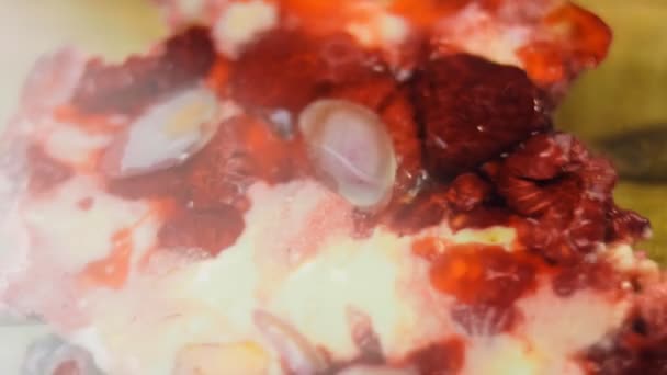 Pastel Canasta Con Bayas Frambuesa Pétalos Chocolate Rosa Disparos Macro — Vídeo de stock
