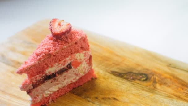 火烈鸟蛋糕加草莓宏观和滑块射击 — 图库视频影像