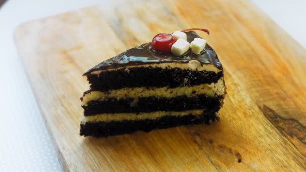 Vegan Κρέμα Καρύδας Κέικ Σοκολάτα Τούρτα Έχει Ζελέ Κεράσι Σκοποβολή — Αρχείο Βίντεο