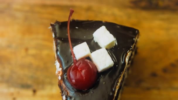 Veganistische Kokosnoot Roomcake Met Chocolade Taart Heeft Kersengelei Macro Slider — Stockvideo