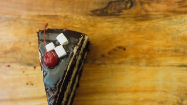 加巧克力的椰子奶油蛋糕 这个蛋糕有樱桃果冻 宏观和滑块射击 — 图库视频影像