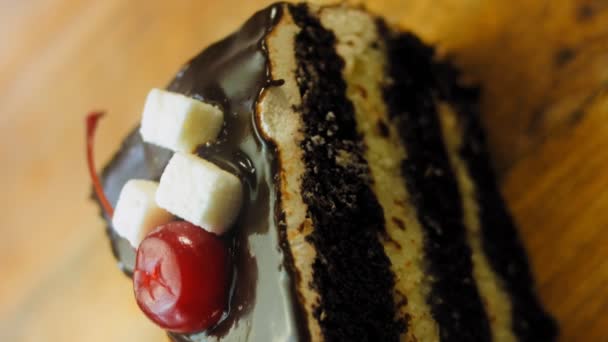 Vegane Kokoscremetorte Mit Schokolade Die Torte Hat Kirschgelee Makro Und — Stockvideo
