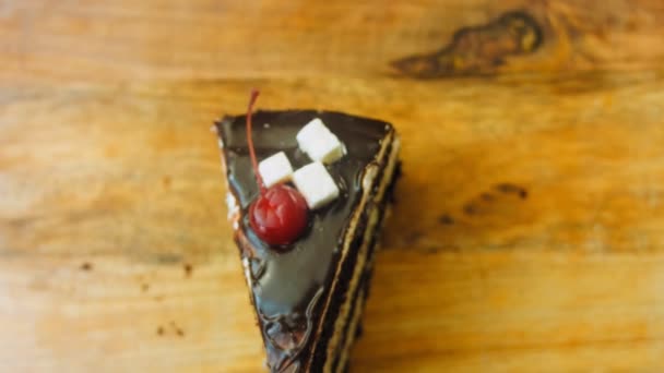 Gâteau Crème Noix Coco Végétalien Chocolat Gâteau Gelée Cerises Macro — Video