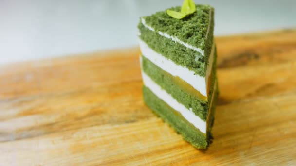 绿色用绿色巧克力叶子冲洗蛋糕 宏观和滑块射击 — 图库视频影像