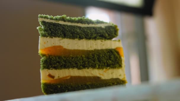 Groen Diushes Cake Met Groene Chocolade Bladeren Macro Slider Schieten — Stockvideo