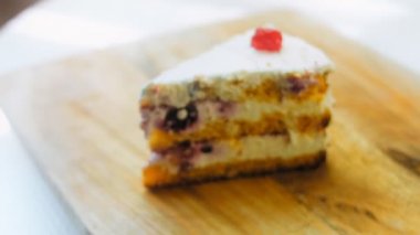 Jöleli kirazlı Mont Blanc pastası. Makro ve sürgülü atış.