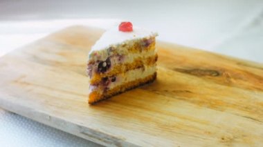 Jöleli kirazlı Mont Blanc pastası. Makro ve sürgülü atış.