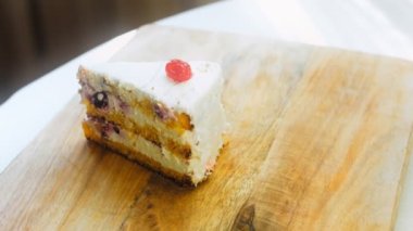 Jöleli kirazlı Mont Blanc pastası. Makro ve sürgülü atış.