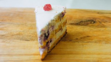 Jöleli kirazlı Mont Blanc pastası. Makro ve sürgülü atış.