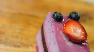 Yabanmersinli ve çilekli Fransız Mousse Cake. Makro ve sürgülü atış.