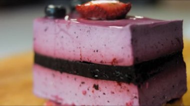 Yabanmersinli ve çilekli Fransız Mousse Cake. Makro ve sürgülü atış.