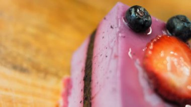 Yabanmersinli ve çilekli Fransız Mousse Cake. Makro ve sürgülü atış.