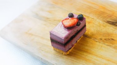 Yabanmersinli ve çilekli Fransız Mousse Cake. Makro ve sürgülü atış.