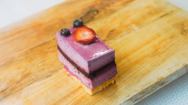 Yabanmersinli ve çilekli Fransız Mousse Cake. Makro ve sürgülü atış.