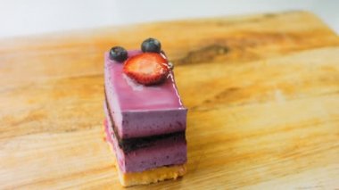 Yabanmersinli ve çilekli Fransız Mousse Cake. Makro ve sürgülü atış.