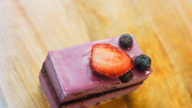 Yabanmersinli ve çilekli Fransız Mousse Cake. Makro ve sürgülü atış.