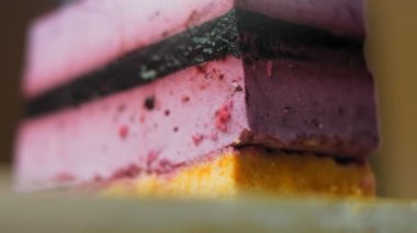 Yabanmersinli ve çilekli Fransız Mousse Cake. Makro ve sürgülü atış.