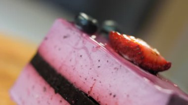 Yabanmersinli ve çilekli Fransız Mousse Cake. Makro ve sürgülü atış.