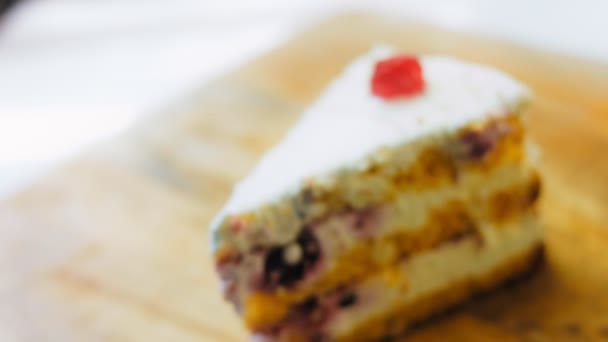 Torta Monte Bianco Con Ciliegia Gelatina Macro Slider Tiro — Video Stock