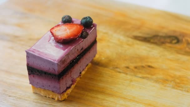 法国穆斯蛋糕 蓝莓和草莓 宏观和滑块射击 — 图库视频影像