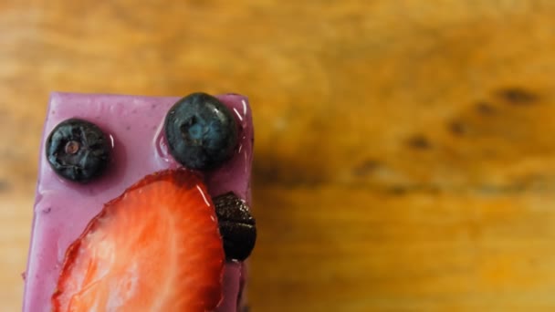 Franse Mousse Cake Met Bosbessen Aardbeien Macro Slider Schieten — Stockvideo