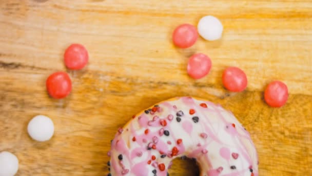 분홍색 도넛은 사탕으로 장식되어 있습니다 매크로와 슬라이더 디저트에요 음식의 색상의 — 비디오