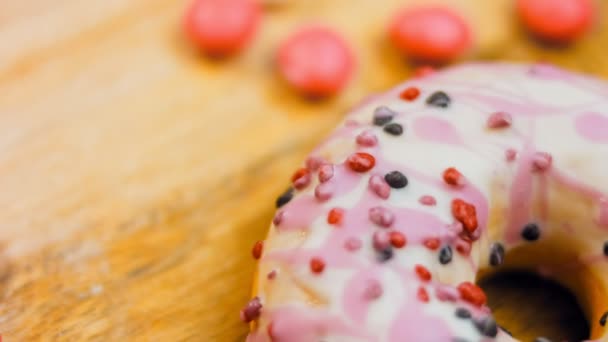 Roze Donuts Versierd Met Snoep Macro Slider Schieten Geglazuurde Zoete — Stockvideo