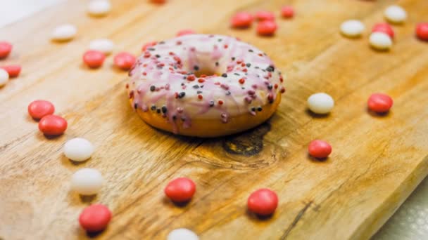 Rosados Donuts Decorados Con Dulces Disparos Macro Deslizante Postres Dulces — Vídeos de Stock