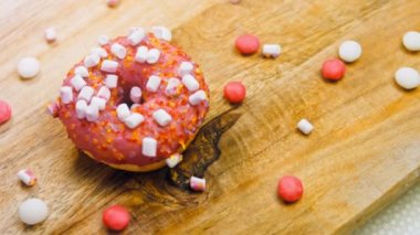 Marshmello ile süslenmiş pembe çörekler. Makro ve kaydırma atışı. Fırın ve yemek konsepti. Çeşitli renkli çörekler. Çikolata, pembe, mavi çörekler 4K, UHD.