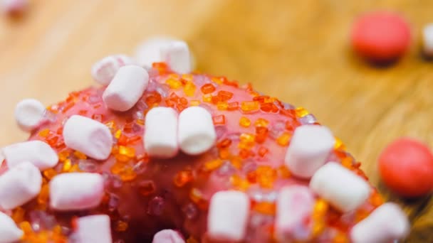 粉红甜甜圈装饰着棉花糖 宏观和滑翔机射击 面包店和食品概念 各种彩色甜甜圈 巧克力 蓝色甜甜圈4K Uhd — 图库视频影像