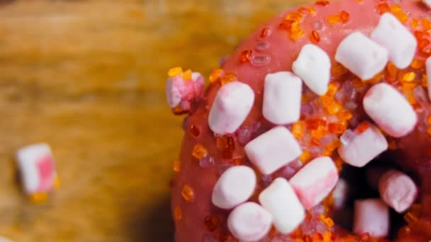 Rosados Donuts Decorados Con Marshmello Disparos Macro Deslizante Panadería Concepto — Vídeos de Stock