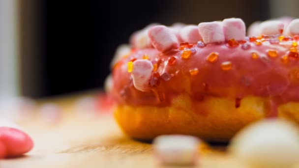 Donuts Rosa Decorados Com Marshmello Macro Deslizante Tiro Conceito Padaria — Vídeo de Stock