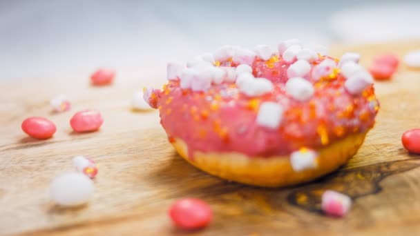 Roze Donuts Versierd Met Marshmello Macro Slider Schieten Bakkerij Voedsel — Stockvideo