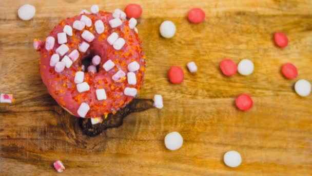 Donuts Rosa Decorados Com Marshmello Macro Deslizante Tiro Conceito Padaria — Vídeo de Stock